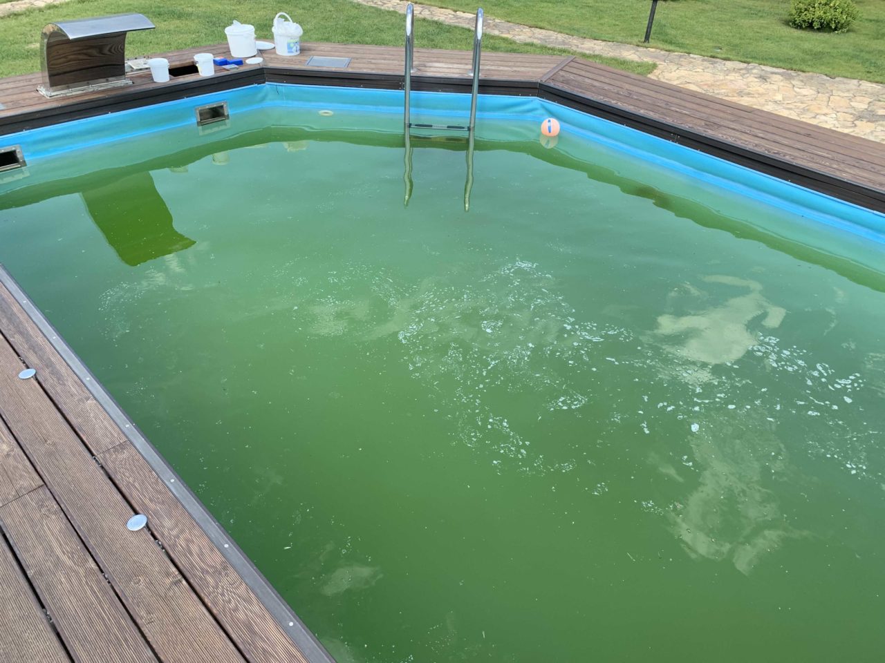 Зеленая вода в бассейне 