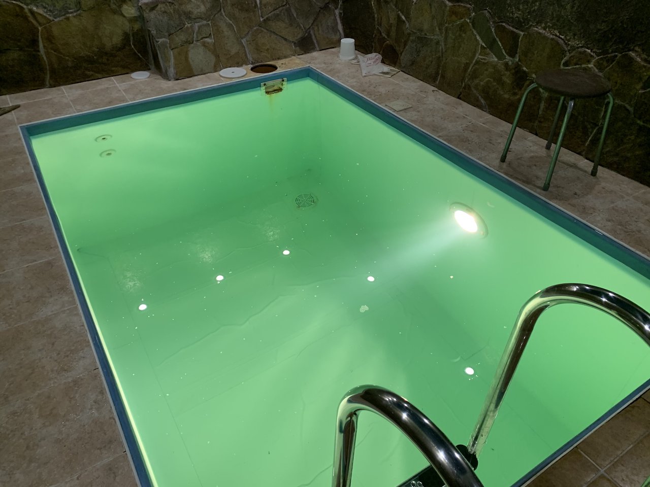 бассейн с подсветкой воды