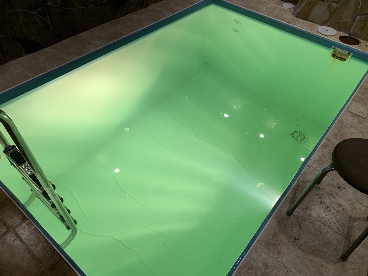 бассейн с подсветкой воды
