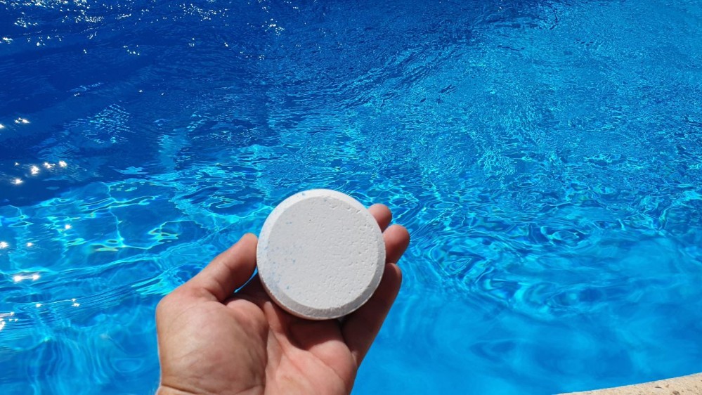 Хлорная таблетка 200 грамм для дезинфекции воды в бассейне 