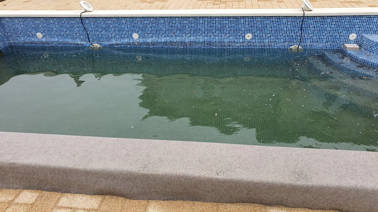 Вода под плёнкой в бассейне. Сарабас