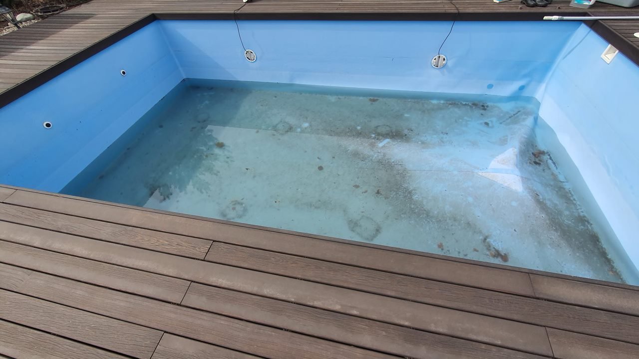 Вода под плёнкой в бассейне. Вид 1