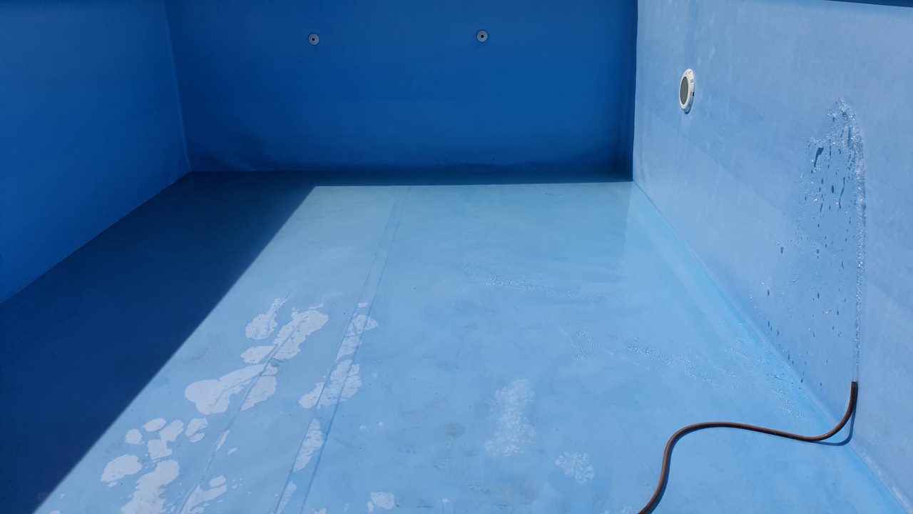 Вода под плёнкой в бассейне. Вид 6