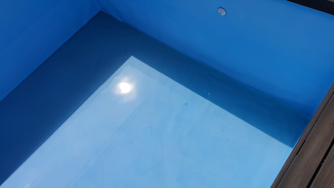 Вода под плёнкой в бассейне. Вид 6