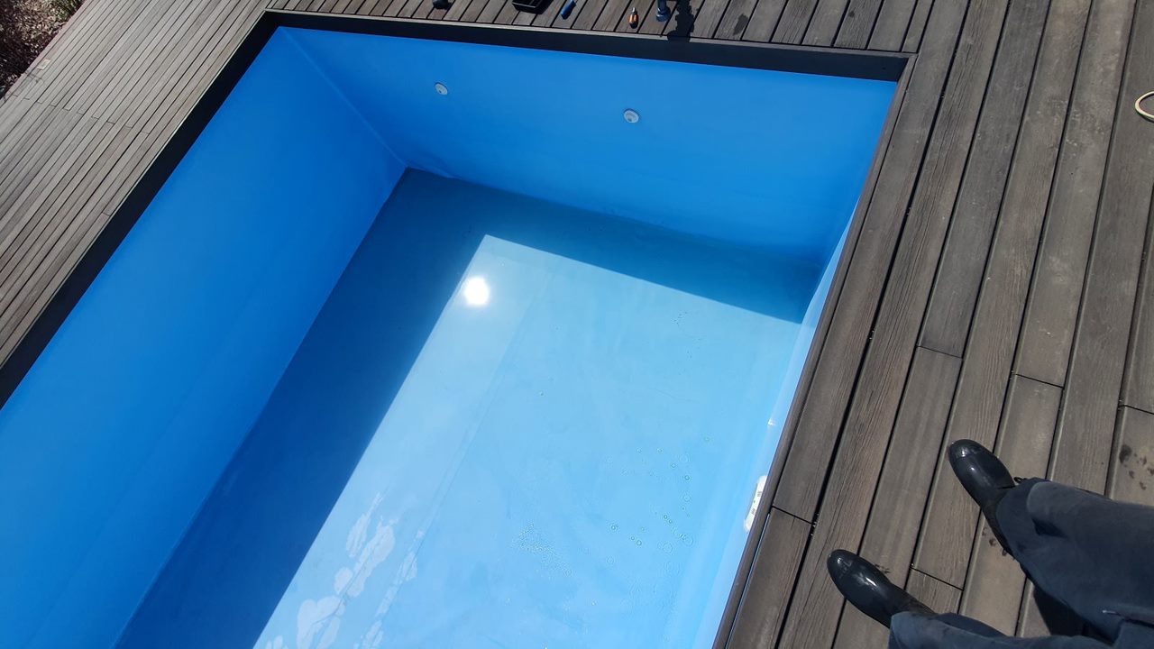 Вода под плёнкой в бассейне. Вид 7