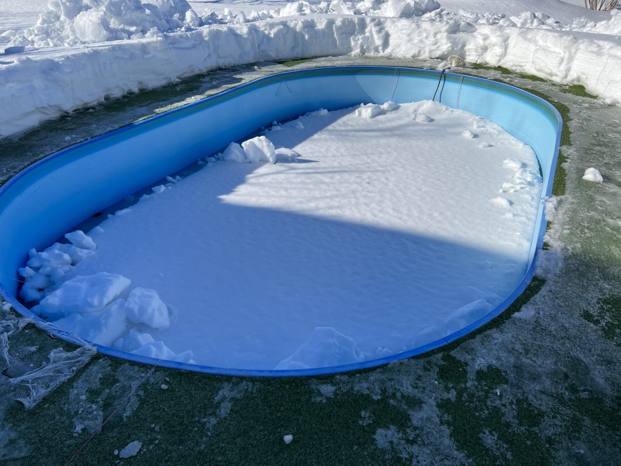 Нужно ли ухаживать за уличным бассейном зимой?​